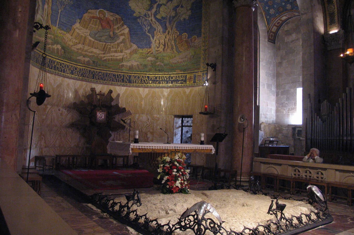 万国民の教会内部 イエスが祈った岩